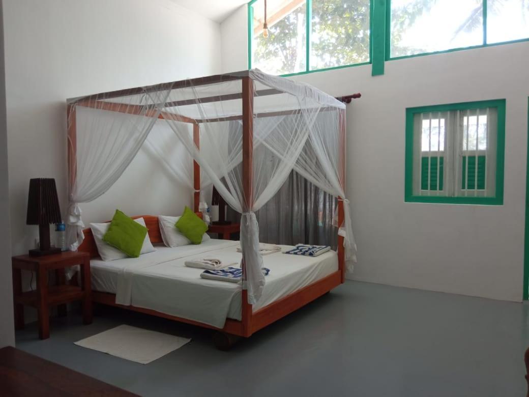 Beach House Kalukatiya - Family Villa, Seaview Room, Garden Room Dikwella Eksteriør billede