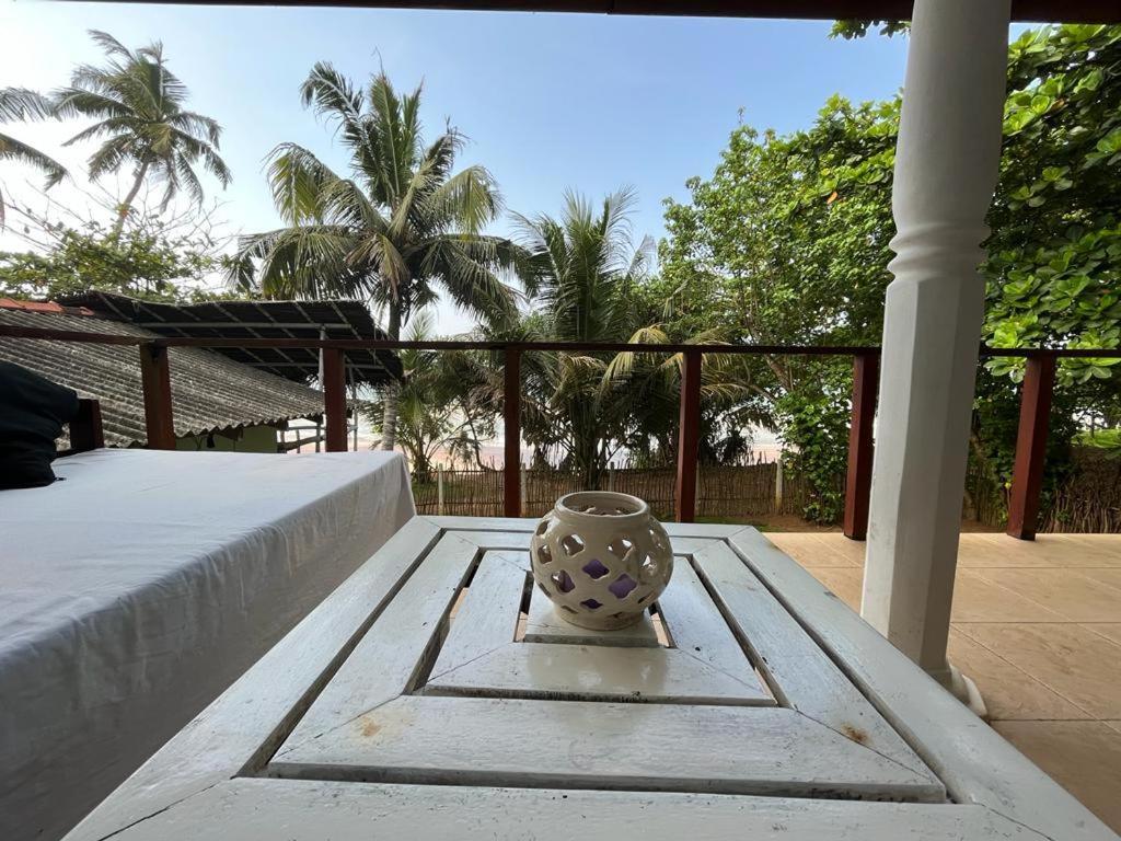 Beach House Kalukatiya - Family Villa, Seaview Room, Garden Room Dikwella Eksteriør billede